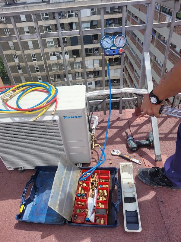 Carga de gas refrigerante y puesta en marcha de aire acondicionado Daikin