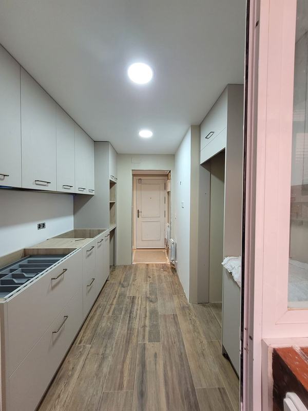 Reforma integral de cocina con muebles a medida y suelo porcelánico en Madrid